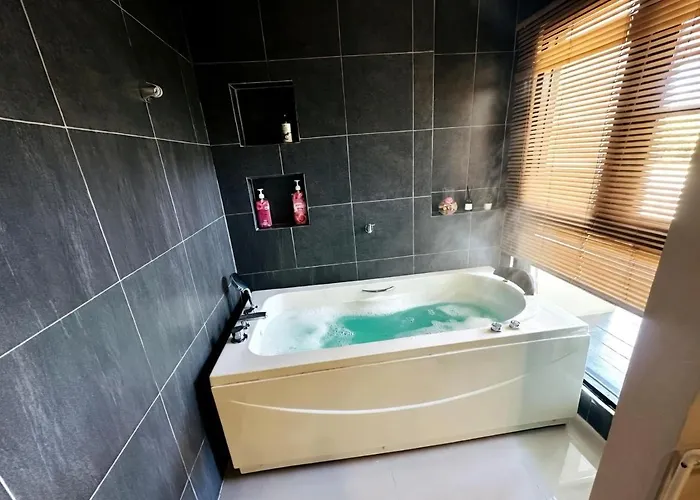 Coco Jacuzzi 1-airport Access Apartment
