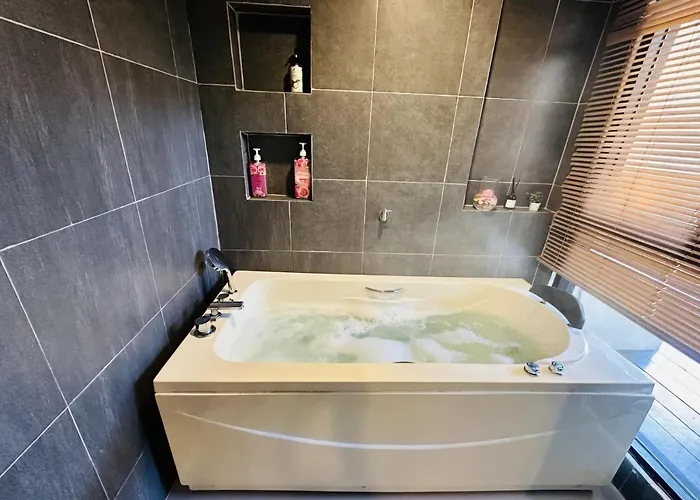 Coco Jacuzzi 1-airport Access Apartment