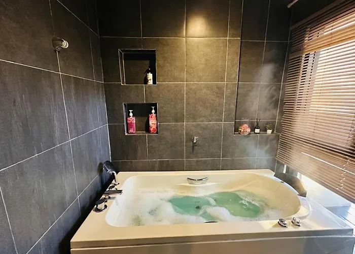 Coco Jacuzzi 1-airport Access Apartment *