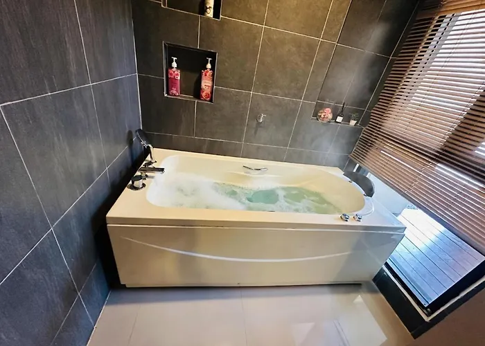 Coco Jacuzzi 1-airport Access Apartment *
