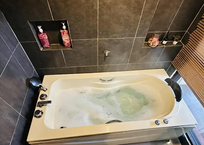 Coco Jacuzzi 1-airport Access Apartment *